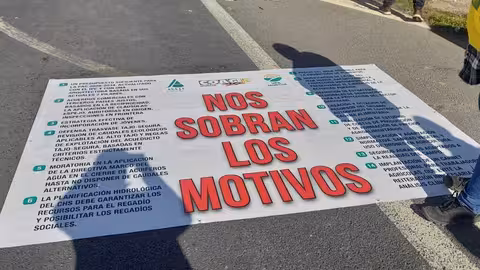 Protesta de agricultores 'Sobran los motivos' corte autov&iacute;a Murcia-Cartagena (Foto J.A.G&ordf; Cuestas)