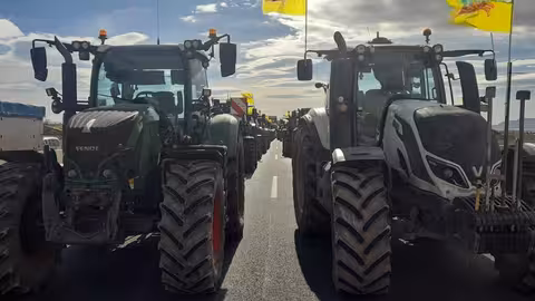 Protesta de agricultores 'Sobran los motivos' corte autov&iacute;a Murcia-Cartagena (Foto J.A.G&ordf; Cuestas)