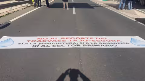 Protesta de agricultores 'Sobran los motivos' corte autov&iacute;a Murcia-Cartagena (Foto J.A.G&ordf; Cuestas)