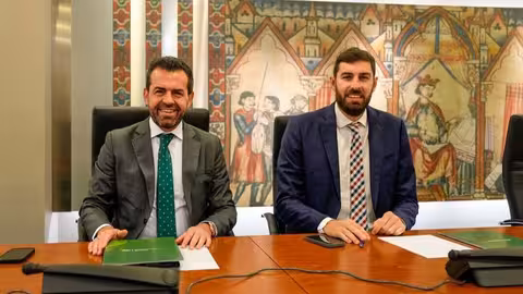 Rub&eacute;n Mart&iacute;nez Alpa&ntilde;ez y Jos&eacute; &Aacute;ngel Antelo en la Asamblea Regional (Foto Daniel Sabiote/Vox)