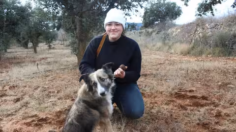 Teresa Sebasti&aacute; con su perro trufero en El Toro (Foto La Uni&oacute;)