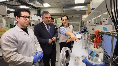 V&aacute;zquez y Mar&iacute;a Cuartero en el laboratorio UCAM HiTech, donde se desarrolla el proyecto de sensorizaci&oacute;n del Mar Menor (Foto CARM)