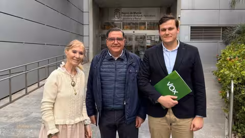 Carmen Mendui&ntilde;a, Jos&eacute; Garc&iacute;a e Ignacio Arcas en la puerta de la Consejer&iacute;a de Medio Ambiente, (Foto CARM)
