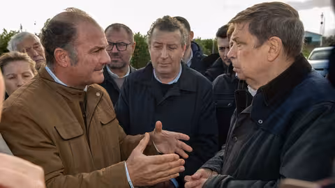 Luis Planas en Villaverde del R&iacute;o, tras una reuni&oacute;n con organizaciones agrarias, cooperativas y el consejero de Agricultura de Andaluc&iacute;a (Foto MAPA)