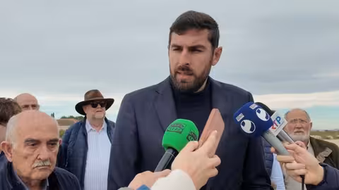 Antelo atiende a los medios de comunicaci&oacute;n en la rambla del Albuj&oacute;n (Foto Vox)