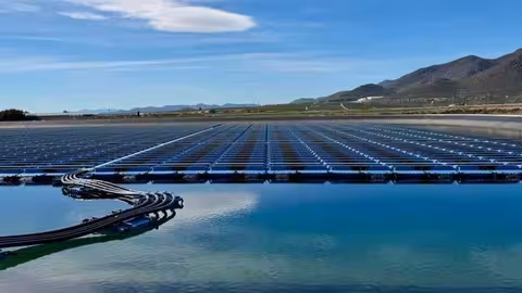 Balsa de riego de la Comunidad de regantes de Puerto Lumbreras en las que se han instalado placas solares flotantes (Foto CARM)