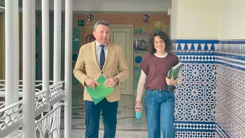 Los diputados de Vox Pascual Salvador y Mar&iacute;a Jos&eacute; Ruiz en la Asamblea Regional (Foto Vox)