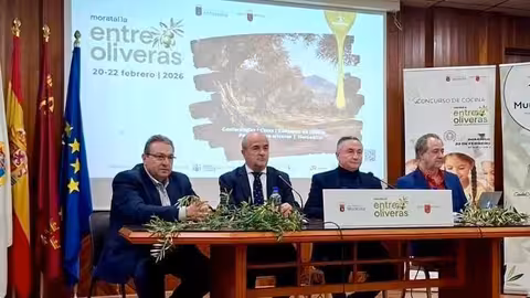 Gonz&aacute;lez Zapater, junto al alcalde de Moratalla, Juan Pascual Soria, durante la inauguraci&oacute;n de 'Moratalla Entre Oliveras' (Foto CARM)