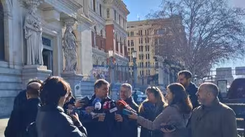 Declaraciones a las puertas del MAPA (Foto Uni&oacute;n de Uniones)