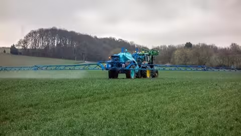 Tractor realizando labores de fertilizaci&oacute;n (Foto Asaja)