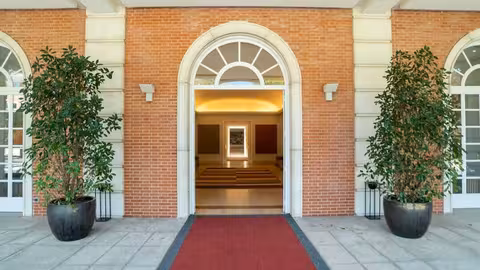 Entrada al Edificio del Consejo en el Complejo de La Moncloa | Foto: Pool Moncloa/Borja Puig de la Bellacasa. La Moncloa, Madrid