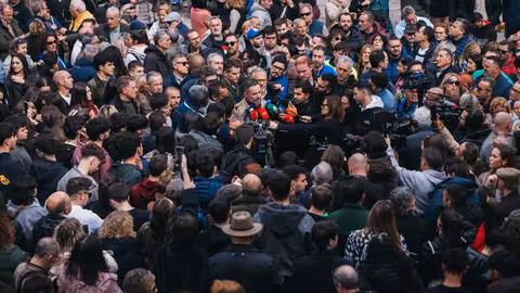 Abascal atiende a los medios de comunicaci&oacute;n en Tordesillas (Foto Vox)