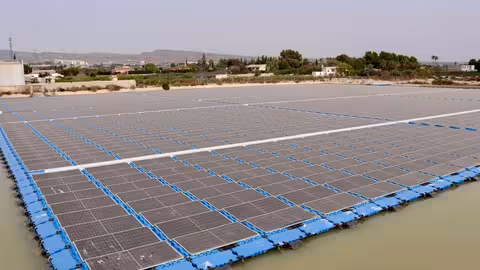 Placas solares flotantes en la Comunidad General Riegos del Levante Margen Izquierda del Segura, en Elche (Alicante)