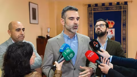 Fern&aacute;ndez_Pacheco atiende a los medios de comunicaci&oacute;n en Almer&iacute;a (Foto Junta de Andaluc&iacute;a) Archivo