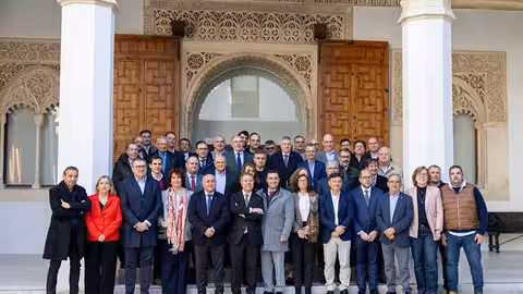 Foto de familia de la creaci&oacute;n de la Interprofesional del Vino de Castilla-La Mancha (Foto Gobierno de CLM)