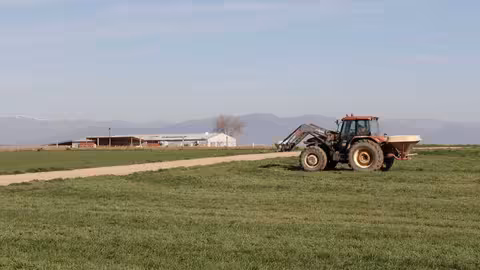 Tractor en un campo de cereal (Foto Joaqu&iacute;n Ter&aacute;n/UPA)