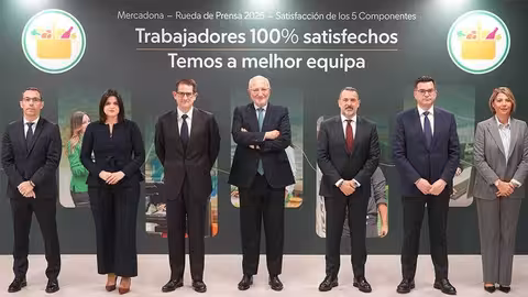 Juan Roig y miembros del Comit&eacute; de Direcci&oacute;n de Mercadona en el Centro de Coinnovaci&oacute;n en Pol&iacute;gono Fuente del Jarro en Paterna, Valencia (Foto Mercadona)