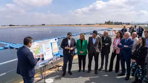 Autoridades y regantes en la inauguraci&oacute;n de la planta fotovoltaica flotante de la CRCC (Foto Ayto Cartagena)