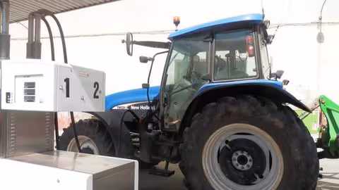 Tractor repostando gas&oacute;leo agr&iacute;cola (Foto ARAG-Asaja)