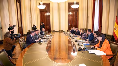 Luis Planas se re&uacute;ne con representantes del sector pesquero para abordar los efectos de la guerra de Ir&aacute;n (Foto MAPA)