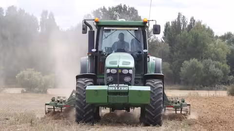 Tractor labrando en la provincia de Palencia (Foto Joaqu&iacute;n Ter&aacute;n(UPA)