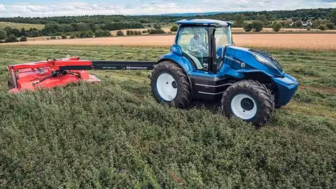 Tractor trabajando en un campo (Foto Uni&oacute;n de Uniones)