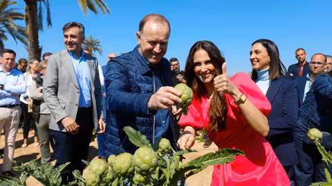 De izquierda a derecha, Pedro Herrera, vicepresidente de Alcachofa de Espa&ntilde;a, con Nuria Ferg&oacute;, madrina de honor, en el momento del corte de la alcachofa (Foto Alcachofa de Espa&ntilde;a)