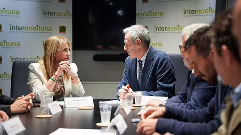 La consejera de Econom&iacute;a y presidenta de Andaluc&iacute;a TRADE, Carolina Espa&ntilde;a, en un momento del encuentro con los representantes de Interaceituna (Foto Junta de Andaluc&iacute;a)