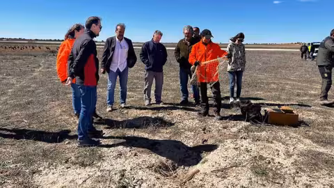 Presentaci&oacute;n de los equipos de huroneros en la Laguna de Manjavacas, en Cuenca (Foto Gobierno de Castilla-La Mancha)