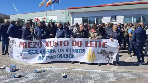 Ganaderos arrojan cartones de leche al suelo ante la f&aacute;brica de Leite R&iacute;o -Grupo Lence- en O Ceao (Foto Agromuralla)