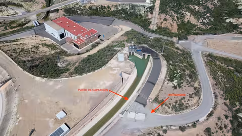 Lugar de las obras para la realizaci&oacute;n de una toma reversible en la conducci&oacute;n de la IDAM de Valdelentisco (Foto CHS)