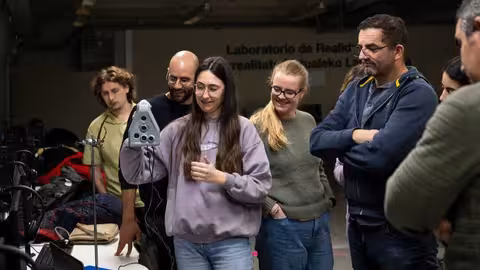 Demostraci&oacute;n de la t&eacute;cnica de escaneado 3D para la creaci&oacute;n de los gemelos digitales de la vid que se integrar&aacute;n en los m&oacute;dulos de realidad virtual para la ense&ntilde;anza de poda (Foto UPNA)