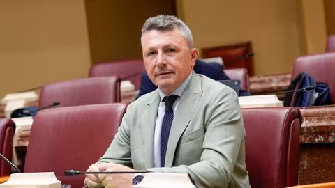 El diputado de Vox, Pascual Salvador, en su esca&ntilde;o de la Asamblea Regional (Foto Vox)