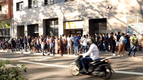 Colas ante la Oficina de Extranjer&iacute;a de Barcelona por la regularizaci&oacute;n extraordinaria para personas inmigrantes (Foto CC.OO CAT)