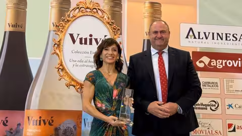 Juli&aacute;n Mart&iacute;nez Liz&aacute;n, en la celebraci&oacute;n de la 21&ordf; edici&oacute;n de los Premios Nacionales Vinos Ojos del Guadiana, en Villarrubia de los Ojos (Foto Gobierno de Castilla-La Mancha)