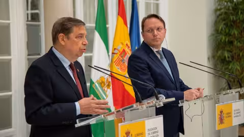 El ministro de Agricultura, Pesca y Alimentaci&oacute;n, Luis Planas, y el comisario de Salud y Bienestar Animal, Oliv&eacute;r V&aacute;rhelyi (Foto MAPA)