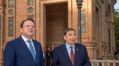 El comisario europeo de Salud y Bienestar de los Animales, Oliv&eacute;r V&aacute;rhelyi, y el ministro de Agricultura, Luis Planas, en la Plaza de Espa&ntilde;a de Sevilla (Foto MAPA)