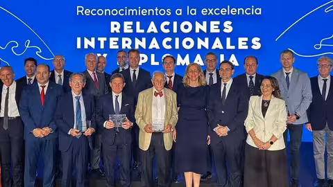 Ortu&ntilde;o y representantes del Ayuntamiento de Murcia y del Centro Universitario The Open Faculty, junto con los galardonados, tras el acto de entrega de los Reconocimientos a la Excelencia en Relaciones Internacionales y Diplomacia (Foto CARM)