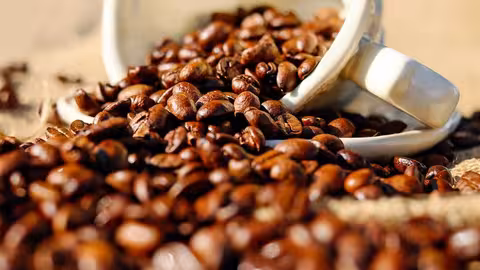 Caf&eacute; en grano (Imagen de Couleur en Pixabay)