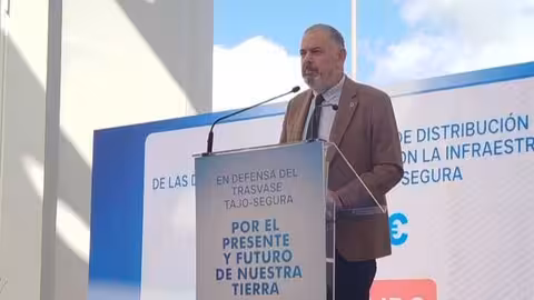 Lucas Jim&eacute;nez interviene en el acto en defensa del trasvase en Pilar de la Horadada (Foto Scrats)