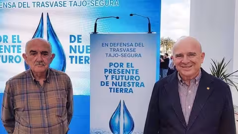 Garre y Mart&iacute;nez Nieto en el acto en defensa del trasvase Tajo-Segura en Pilar de la Horadada (Foto Vox Murcia)