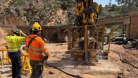 Trabajos de reparaci&oacute;n en el azud de Li&eacute;tor (Foto CHS)