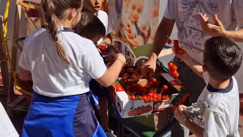 Reparto de raciones en un colegio de Madrid dentro del Programa Escolar de Consumo de Frutas, Hortalizas y Leche de la Uni&oacute;n Europea (Foto Proexport)