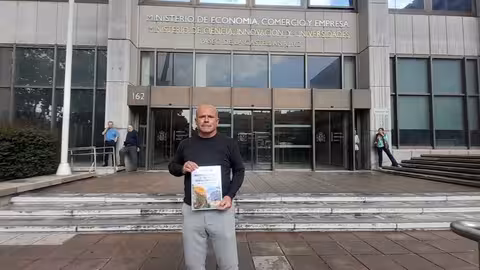 Carles Peris, responsable del sector citr&iacute;cola de Uni&oacute;n de Uniones, frente al Ministerio de Econom&iacute;a (Foto UdU)
