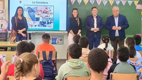 Presentaci&oacute;n del c&oacute;mic ganadero en el Colegio Deitania de Totana (Foto CARM)