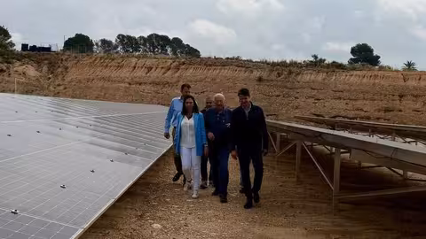Rubira junto al alcalde de Molina de Segura, Jos&eacute; &Aacute;ngel Alfonso, y representantes de la Comunidad de Regantes de Campotejar visitando las nuevas instalaciones fotovoltaicas con las que reducir&aacute;n su factura energ&eacute;tica (Foto CARM)