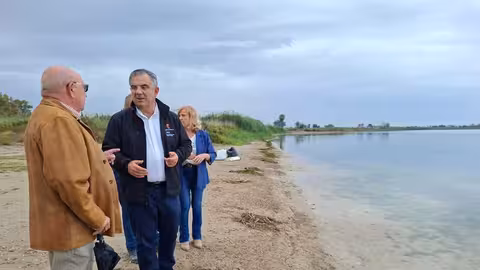 V&aacute;zquez visitando la retirada biomasa en El Carmol&iacute; (Foto CARM)
