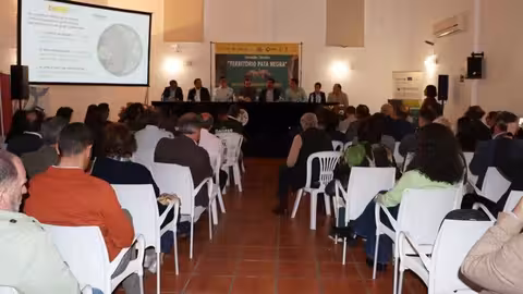 Presentaci&oacute;n de un tratamiento biol&oacute;gico desarrollado a partir de microorganismos aut&oacute;ctonos de la dehesa frente a la seca (Foto Ayuntamiento de Jerez de los Caballeros)
