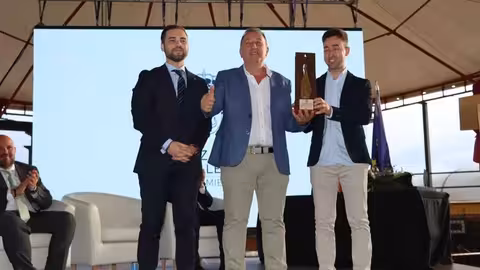 Entrega del premio del Concurso 'Jam&oacute;n de Oro' a la empresa a empresa Jamones y Embutidos 'Los Hern&aacute;ndez' (Foto Ayuntamiento de Jerez de los Caballeros)