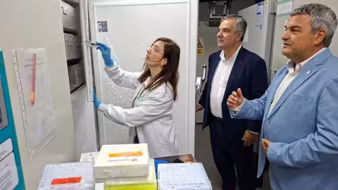 El consejero de Medio Ambiente, Universidades, Investigaci&oacute;n y Mar Menor, Juan Mar&iacute;a V&aacute;zquez, y el presidente del Centro de Edafolog&iacute;a y Biolog&iacute;a Aplicada del Segura (CEBAS), Pedro Mart&iacute;nez, en uno de los laboratorios del centro investigador (Foto CARM)